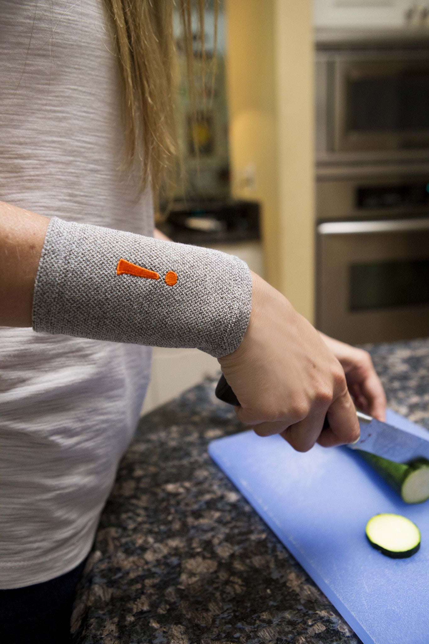 Incrediwear Wrist sleeve by Incrediwear - Ebambu.ca natural health product store - free shipping <59$ 